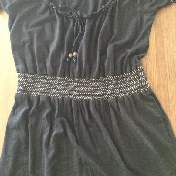 Maternity Wardrobe Bundle – 2 Dresses + 1 Short-Sleeve Sweater - Picture 2 of 13